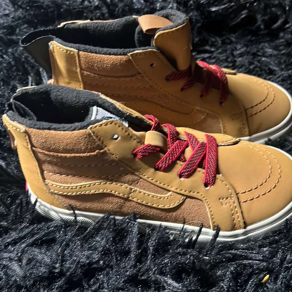 BRAND NEW W/O TAGS MTE TODDLER/LITTLE BOY VANS. SIZE 10